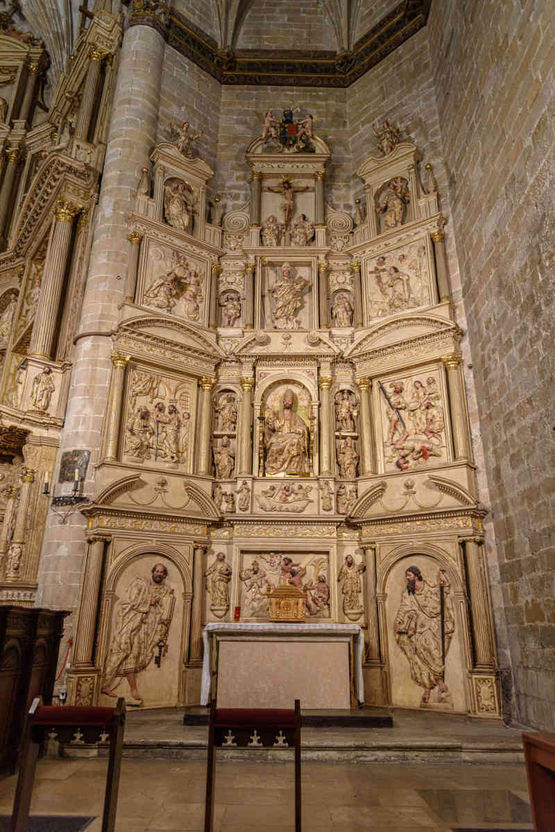 Huesca - Barbastro 19 - catedral de Santa María de la Asunción - capilla y retablo de San Pedro.jpg